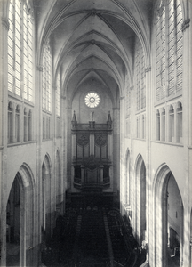 221745 Interieur van de Domkerk (Munsterkerkhof) te Utrecht: schip met orgel, vanuit het triforium in het koor, uit het ...